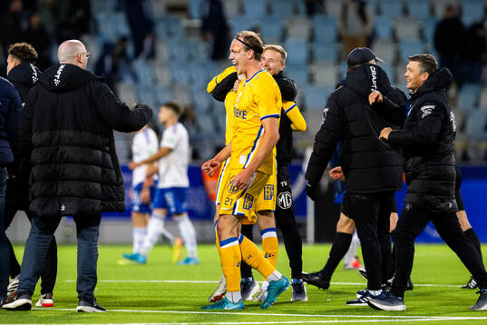 IFK Göteborgs Adam Carlén jublar