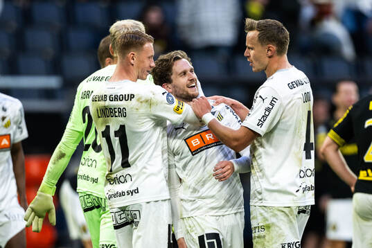Häckens Adam Lundkvist jublar med Julius Lindberg och
