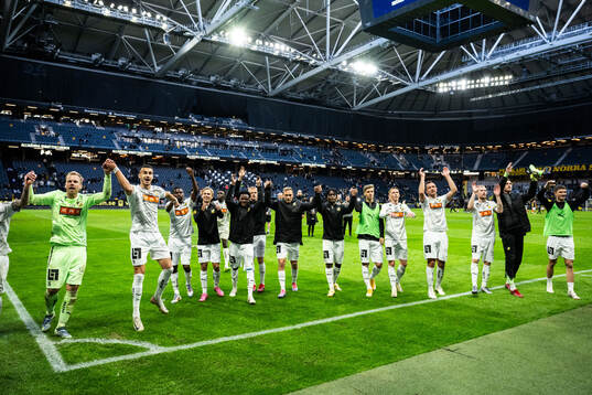 Häckens spelare jublar
