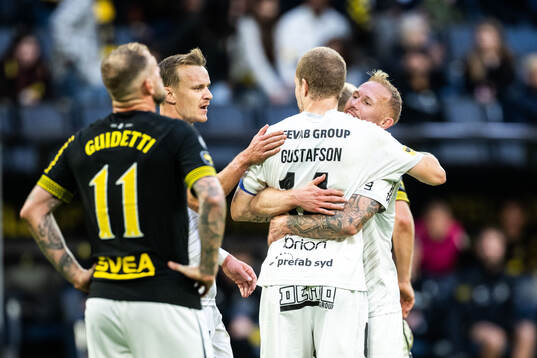 Häckens Simon Gustafson och Mikkel Rygaard Jensen jublar