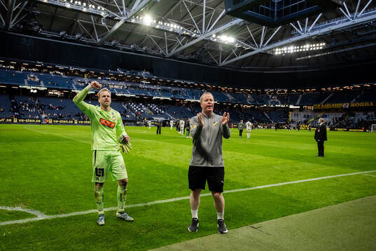 Häckens målvakt Peter Abrahamsson jublar