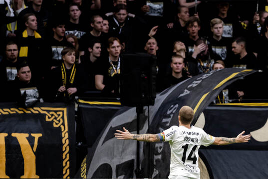 Häckens Simon Gustafson jublar