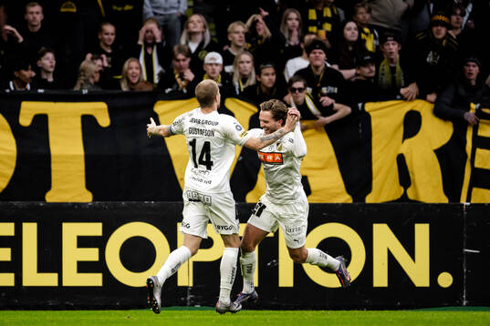 Häckens Simon Gustafson och Adam Lundkvist jublar