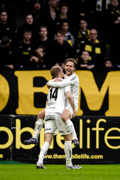 Häckens Simon Gustafson och Adam Lundkvist jublar