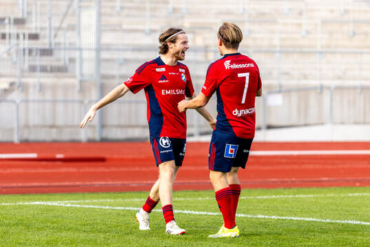 Östers Daniel Ljung har gjort 0-1 och jublar