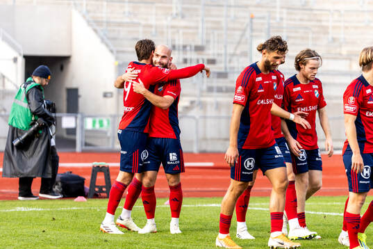 Östers Daniel Ljung har gjort 0-1 och jublar