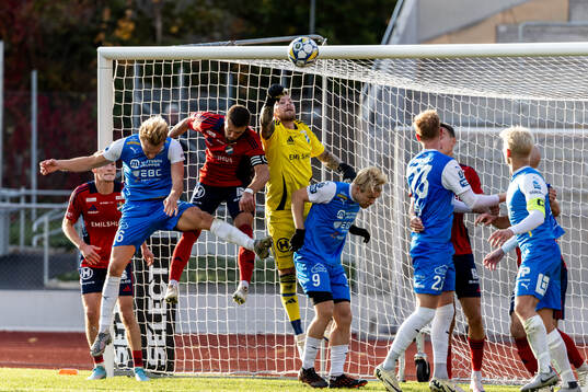 Östers målvakt Robin Wallinder räddar en hörna