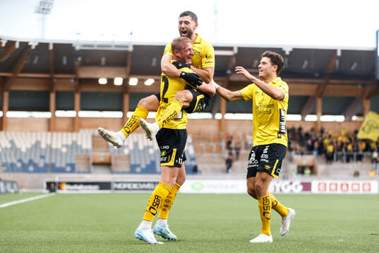 Elfsborgs Emil Holten jublar med lagkamrater