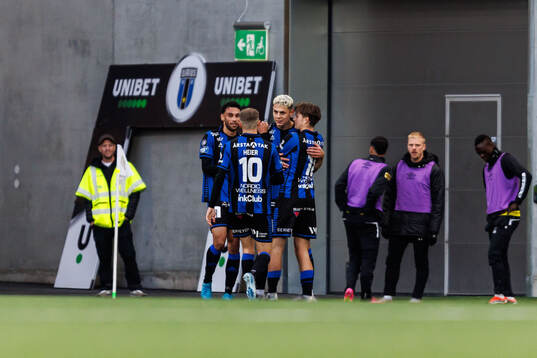 Sirius Yousef Salech jublar med lagkamrater