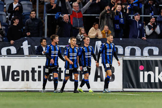 Sirius Leo Walta jublar med lagkamrater