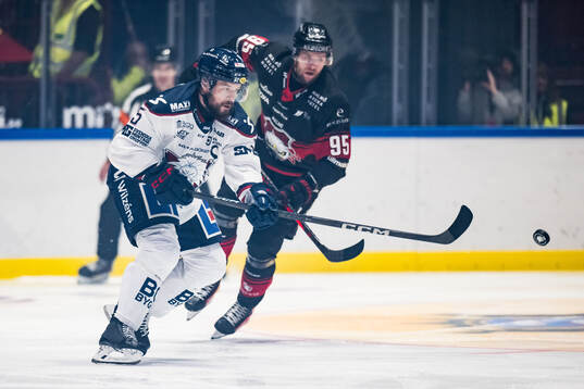 Linköpings Oscar Fantenberg och Malmö Redhawks Carl