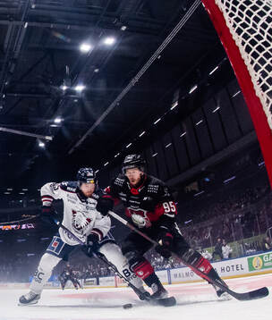 Linköpings Arvid Aronsson och Malmö Redhawks Carl Persson