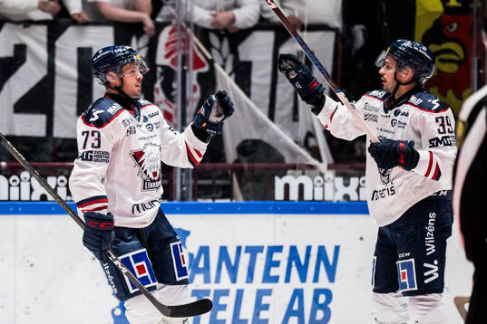 Linköpings Nicholas Shore jublar med Ty Rattie