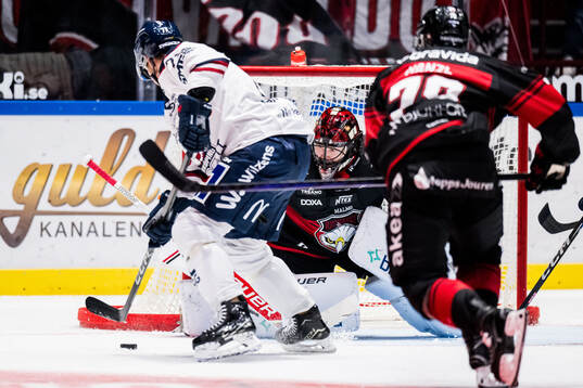 Linköpings Nicholas Shore gör 0-1 bakom Malmö Redhawks