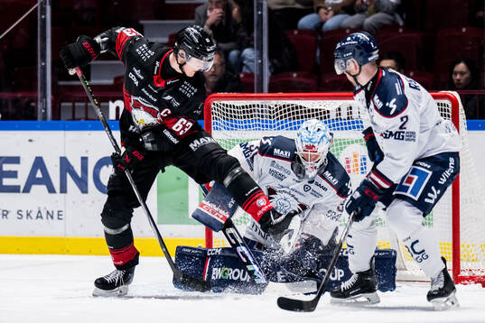 Malmö Redhawks Fredrik Händemark mot Linköpings målvakt