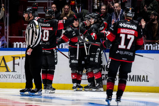 Malmö Redhawks Axel Sundberg jublar med lagkamrater