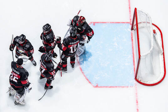 Malmö Redhawks målvakt Daniel Marmenlind jublar med Linus