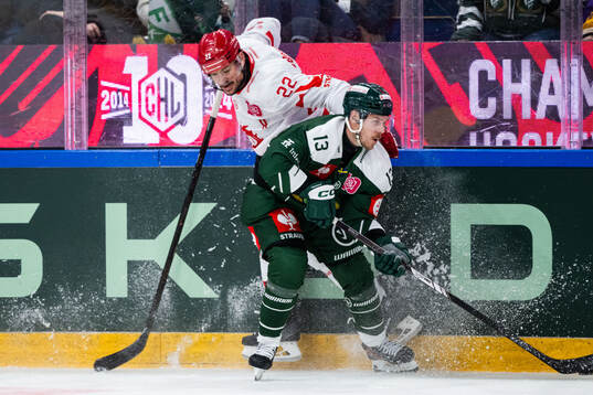 Vladimir Dravecky of Ocelari Trinec and Joel Kellman of
