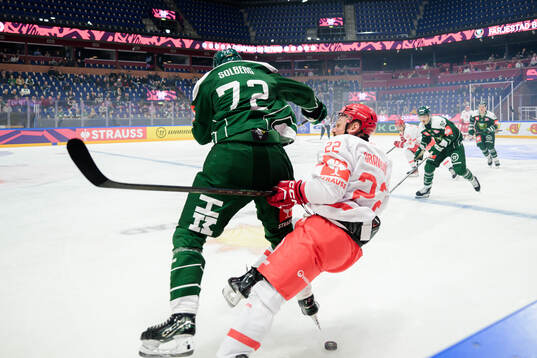 Stian Solberg of Färjestad  and Vladimir Dravecky of