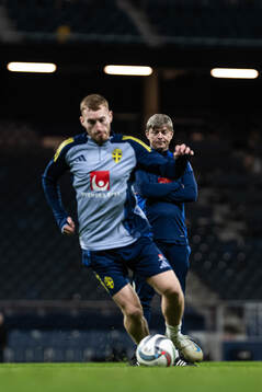 Dejan Kulusevski and head coach Jon Dahl Tomasson of the