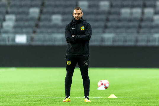 Coach Sebastian Larsson of Hammarby at a training session