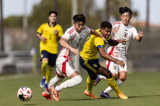 Yumeki Yoshinaga of Japan and Santino Samuyiwa of Sweden