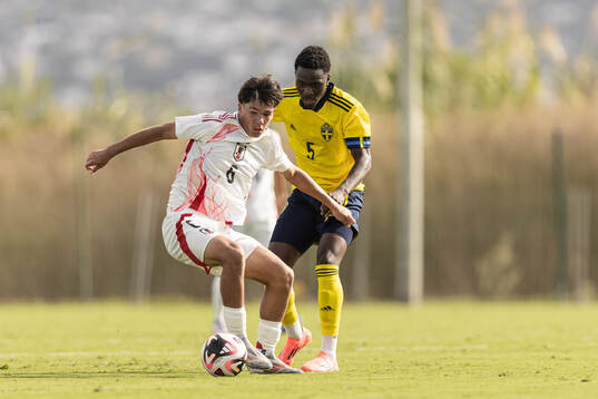 Nick Schmidt of Japan and Genesis Antwi of Sweden