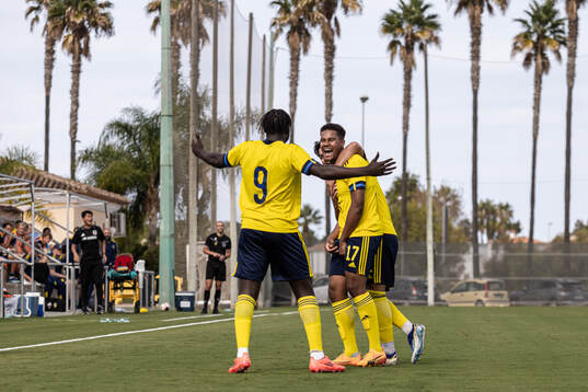 Santino Samuyiwa of Sweden celebrate with teammates