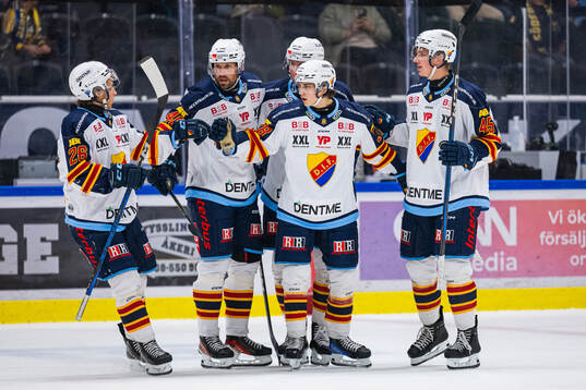 Djurgårdens Victor Eklund jublar med lagkamrater