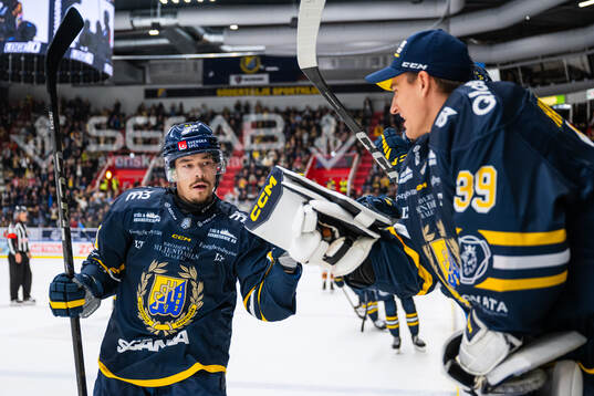 Södertäljes Miikka Pitkänen jublar med målvakt Oliver