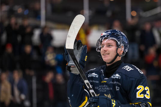 Södertäljes Egor Polin jublar