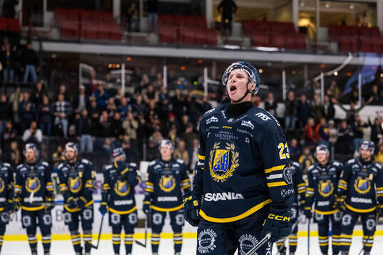 Södertäljes Egor Polin jublar