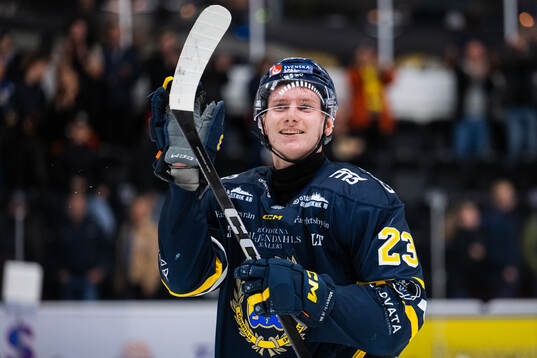 Södertäljes Egor Polin jublar