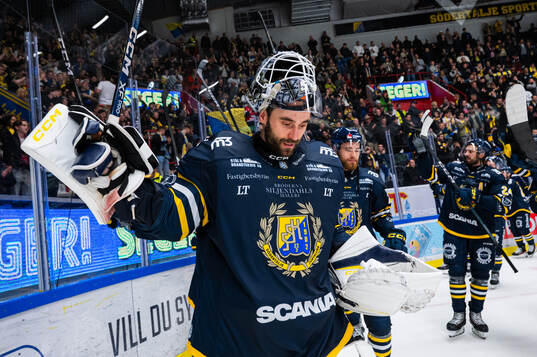 Södertäljes målvakt Frans Tuohimaa jublar