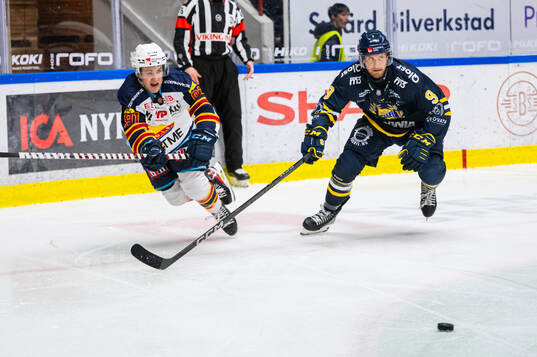 Djurgårdens Tyler Kelleher och Södertäljes Viktor Grahn