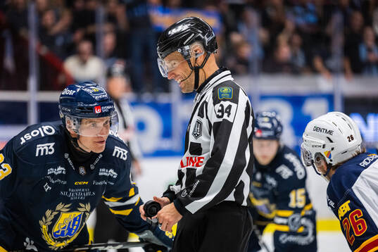 Södertäljes Filiph Engsund och linjedomare Andreas Lundén