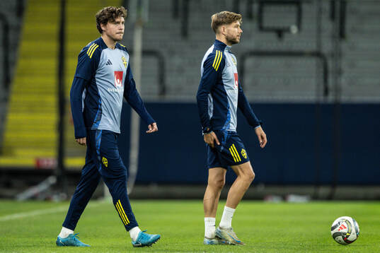 Victor Nilsson Lindelöf and Anton Salétros of the Swedish