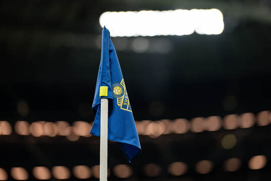 A corner flag with the logo of the Swedish FA at a training