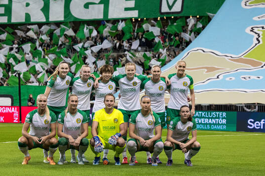 The starting eleven of Hammarby pose for a team group photo