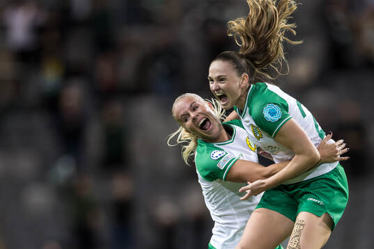 Vilde Hasund and Stina Lennartsson of Hammarby celebrates