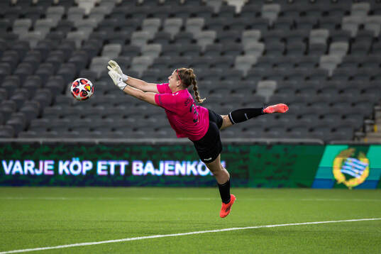 Goalkeeper Carina Schluter of St Pölten
