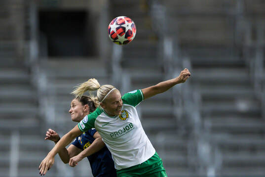 Stina Lennartsson of Hammarby and Mateja Zver of St Pölten