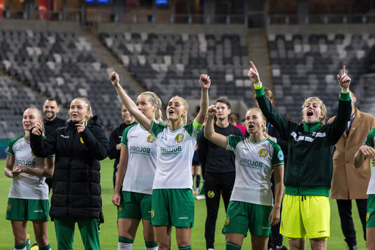 Alice Carlsson of Hammarby celebrate with teammates