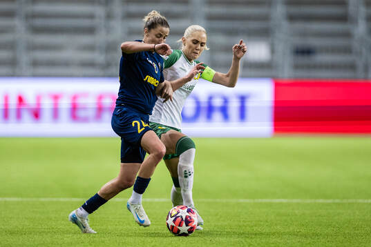 Mateja Zver of St Pölten and Alice Carlsson of Hammarby