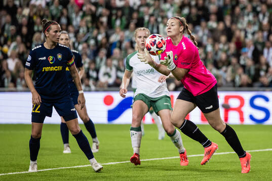 Goalkeeper Carina Schlüter of St Pölten