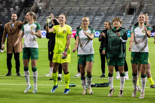 Goalkeeper Anna Tamminen, Smilla Holmberg, Suzu Amano and
