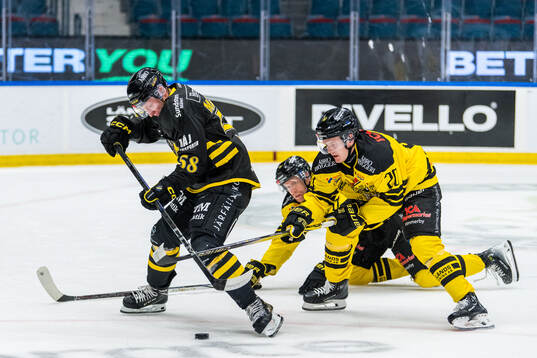 AIKs Oskar Magnusson och Vimmerbys Jesper Broeng