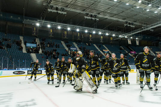 AIKs Jonathan Stålberg jublar med lagkamraterna