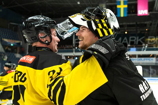 Vimmerbys Carl Sjöberg och AIKs målvakt Jonathan