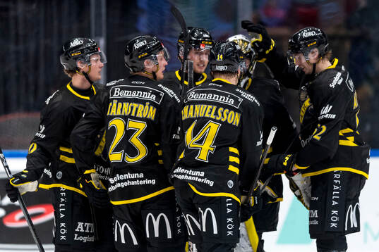 AIKs Simon Åkerström jublar med lagkamrater